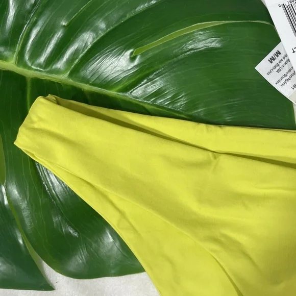 NWT L Space [ SZ Medium ] Sensual Solid‎ Sandy Bikini Bottoms Limelight